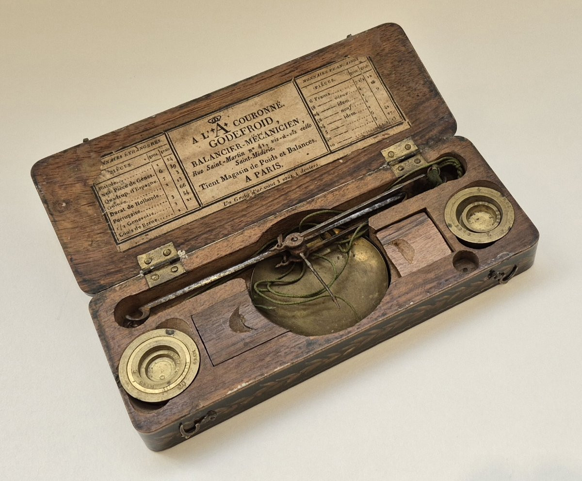 Coffret de pesage à décor de marine en vernis Martin, circa 1820-photo-2