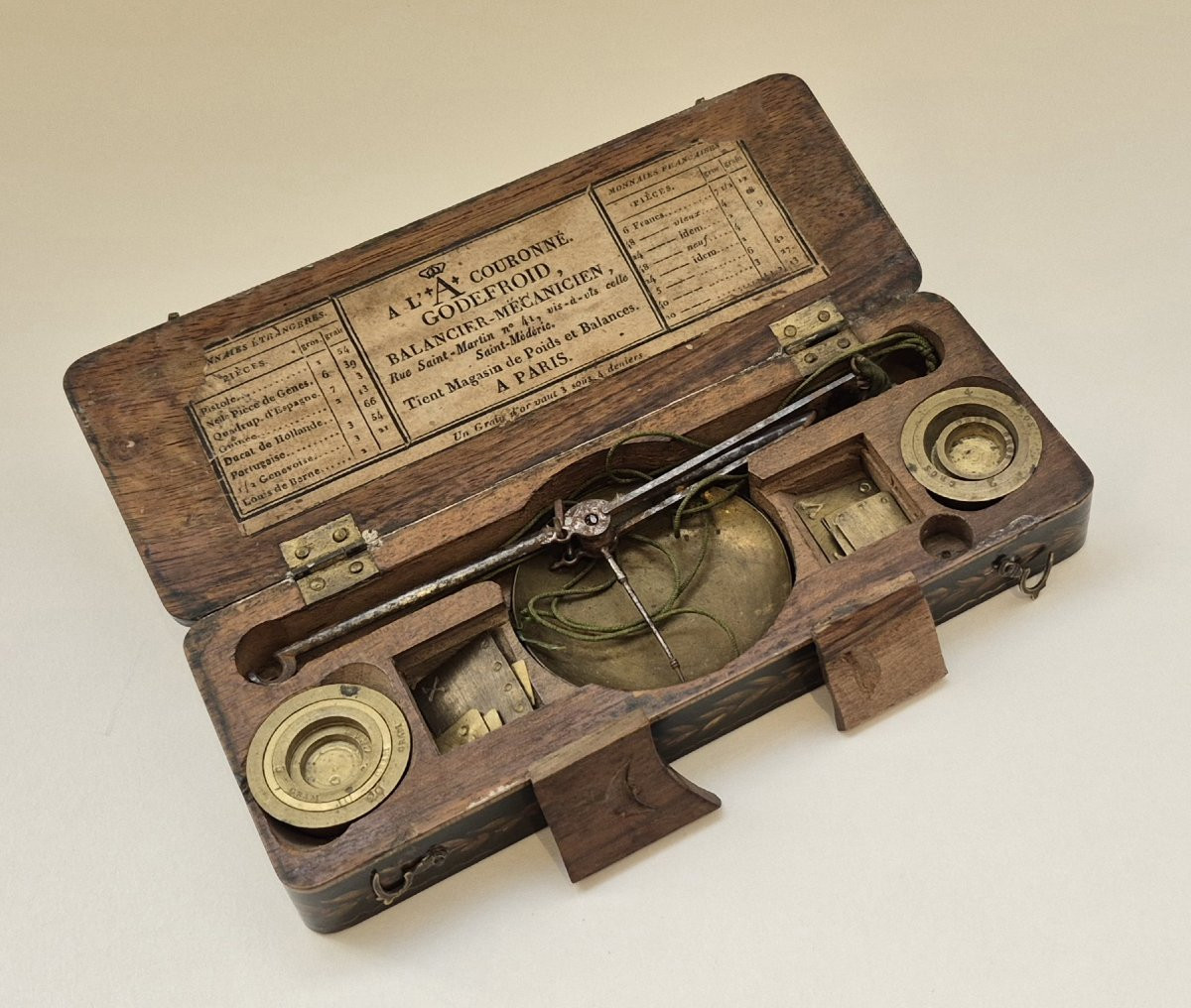 Coffret de pesage à décor de marine en vernis Martin, circa 1820-photo-3