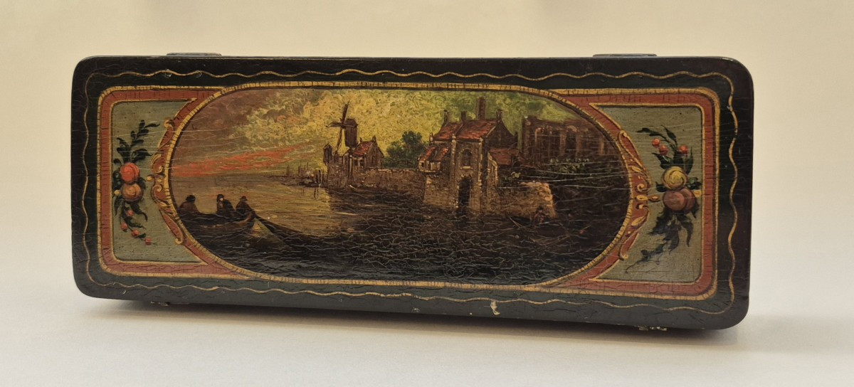 Coffret de pesage à décor de marine en vernis Martin, circa 1820
