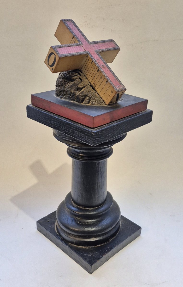 Cadran solaire crucifix, Angleterre, XVIIIe siècle
