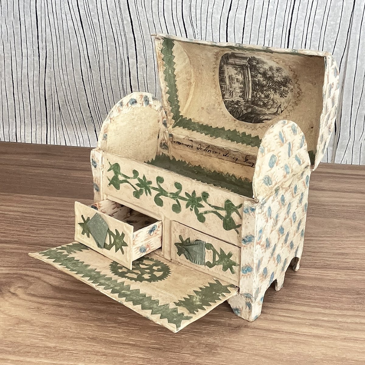 Petit coffret en papier et carton - 1810