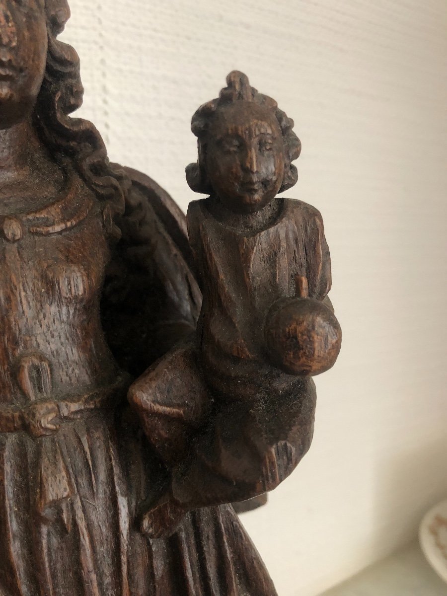 Un Dessin De Trois Femmes Et Un Enfant. | Vecteur Premium