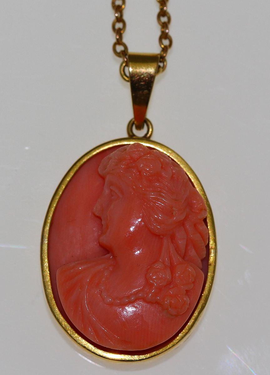 Cameo Pendant And Chain Gold Reef.