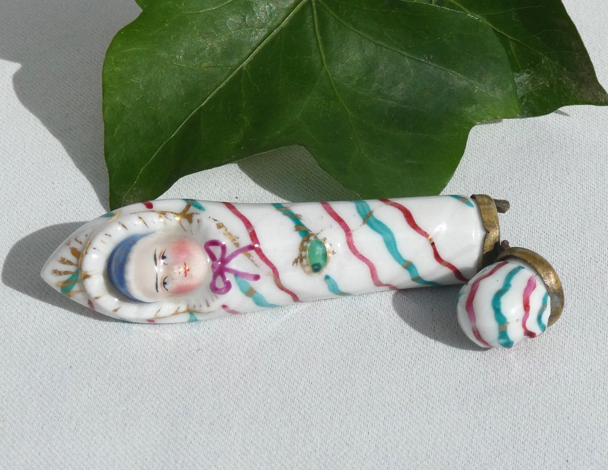 EtuiCouture En Porcelaine De Mennecy &eacute;poque Fin XVIIIe Siecle Enfant Emmaillot&eacute; Porte Aiguilles-photo-1