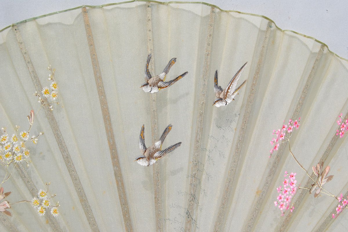 Large Ball Fan Epoque 1880 Decor Of Swallows, In Its Case, Painted Muslin Nineteenth-photo-2