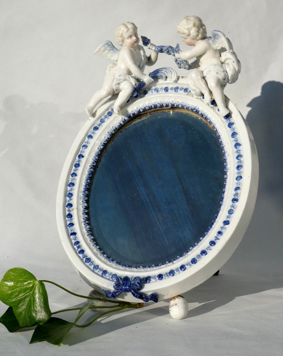 Miroir Ovale De Coiffeuse En Porcelaine Allemande , Décor d'Angelots , Napoléon III , Psyché , Anges XIXe