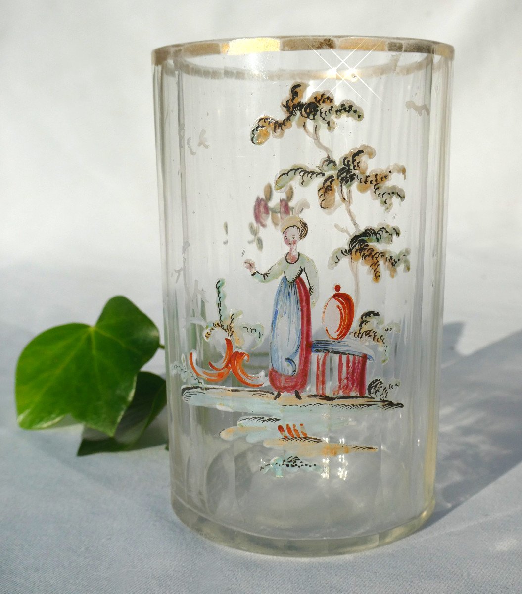 Verre / Gobelet à Pans Coupés En Verre émaillé à Décor De Jeune Femme époque XVIIIe Siecle