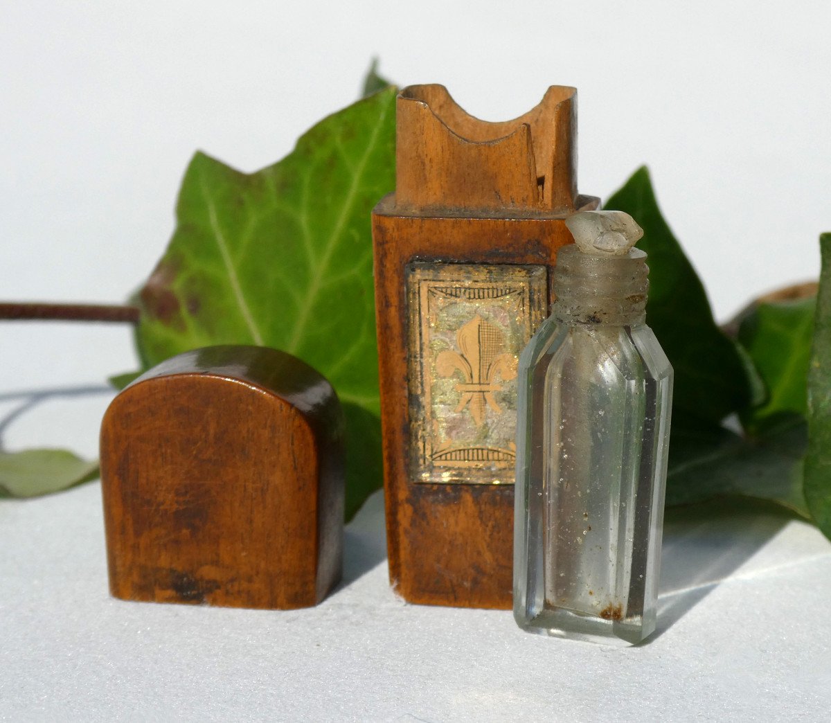 Flacon à Parfum / De Sels époque 1820 , Fleur De Lys , Royauté Fixé sous Verre Style Charles x XIXe