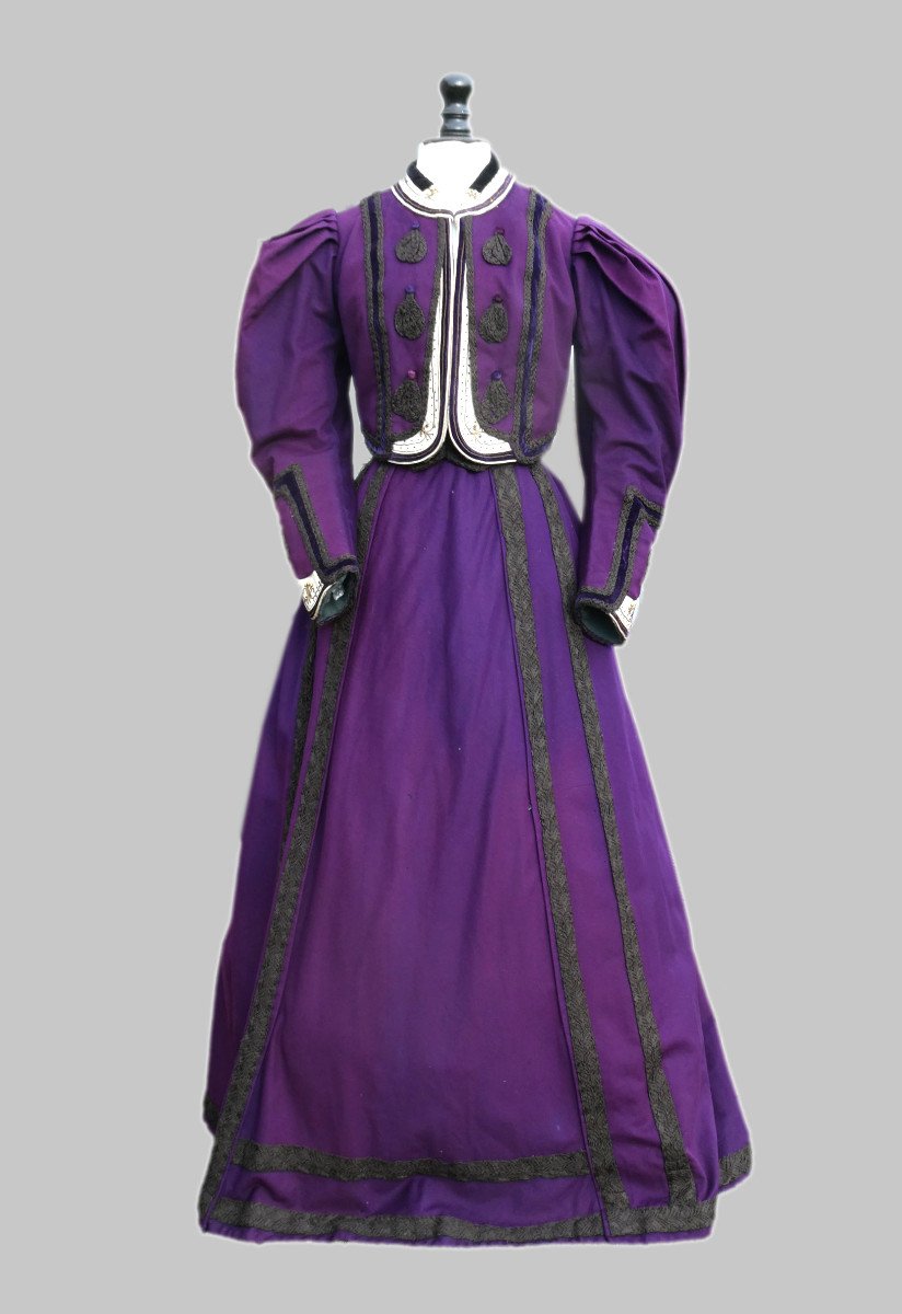 Robe Epoque 1900 , Tailleur De Femme En Drap De Laine Pourpre , Costume Belle époque XIXe Mode-photo-2