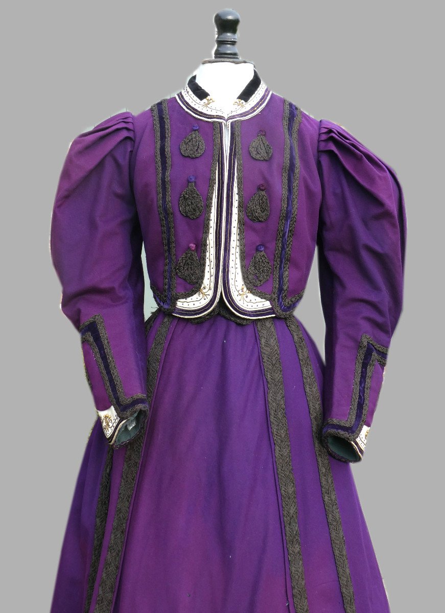 Robe Epoque 1900 , Tailleur De Femme En Drap De Laine Pourpre , Costume Belle époque XIXe Mode-photo-3
