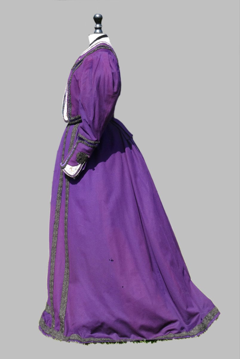Robe Epoque 1900 , Tailleur De Femme En Drap De Laine Pourpre , Costume Belle époque XIXe Mode-photo-2