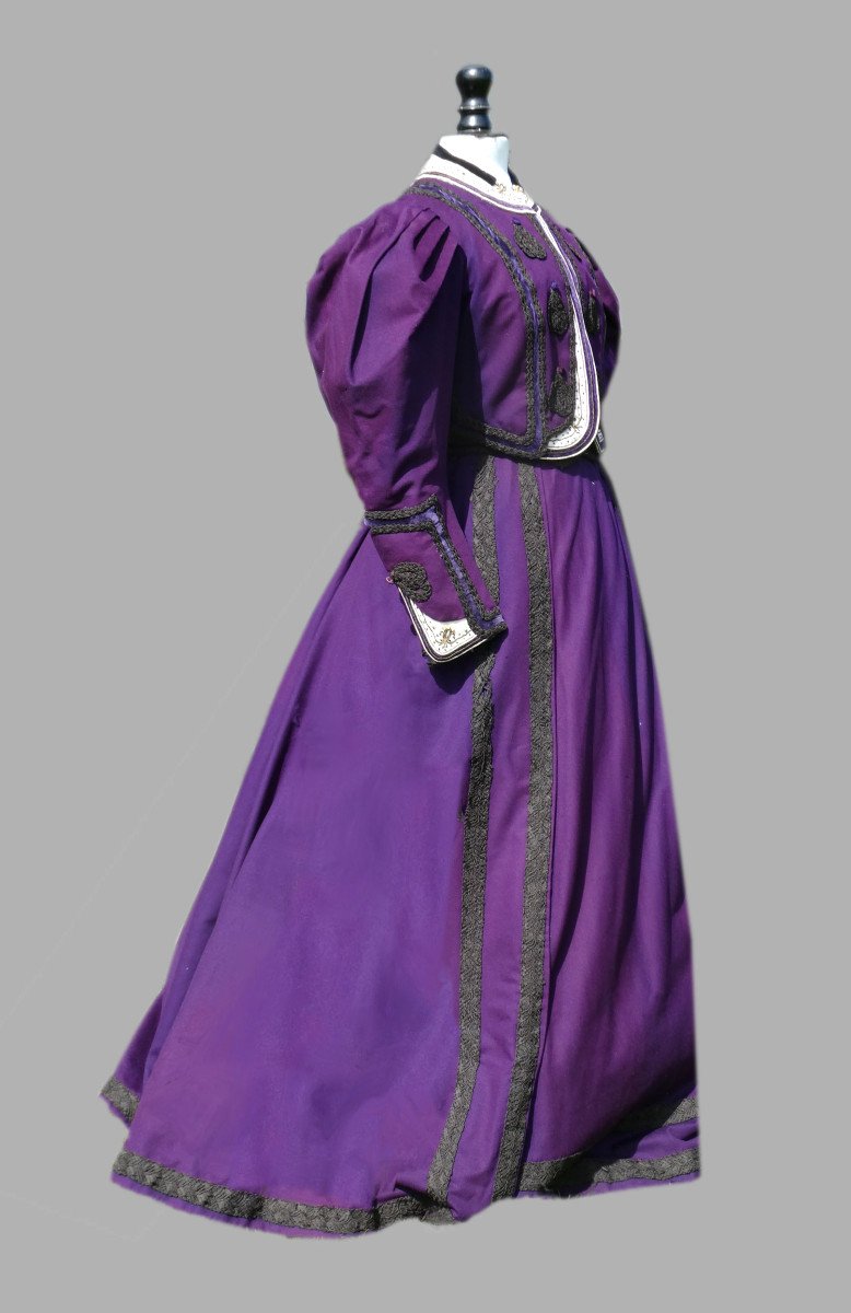 Robe Epoque 1900 , Tailleur De Femme En Drap De Laine Pourpre , Costume Belle époque XIXe Mode