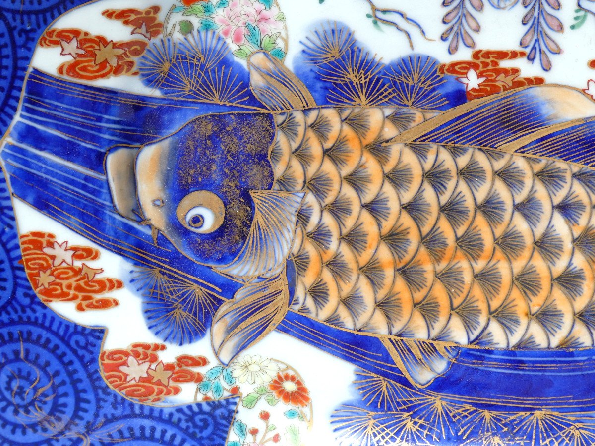 Grand Plat En Porcelaine Japonaise , Coloris Imari , Décor De Carpe , Poisson XIXe , Japon-photo-1