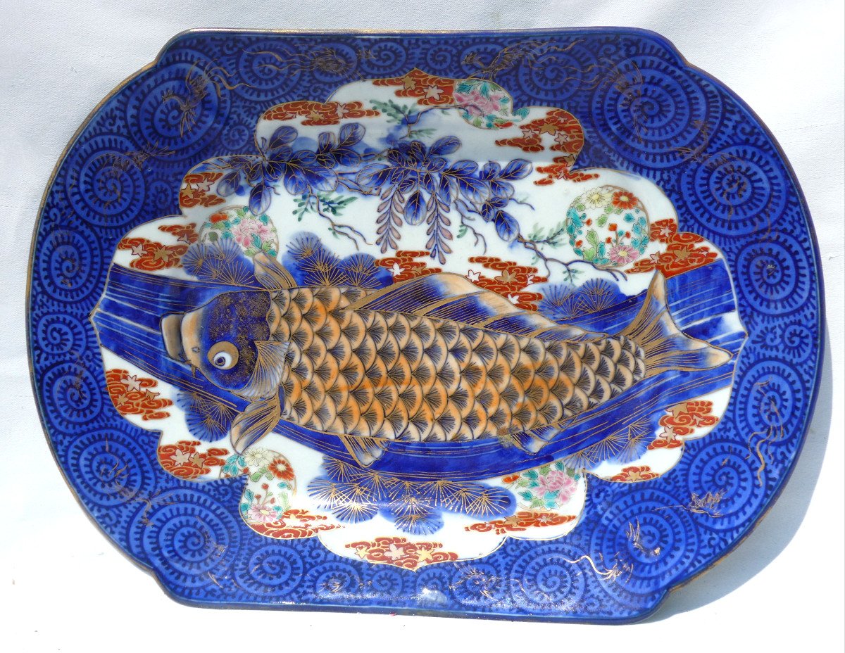 Grand Plat En Porcelaine Japonaise , Coloris Imari , Décor De Carpe , Poisson XIXe , Japon