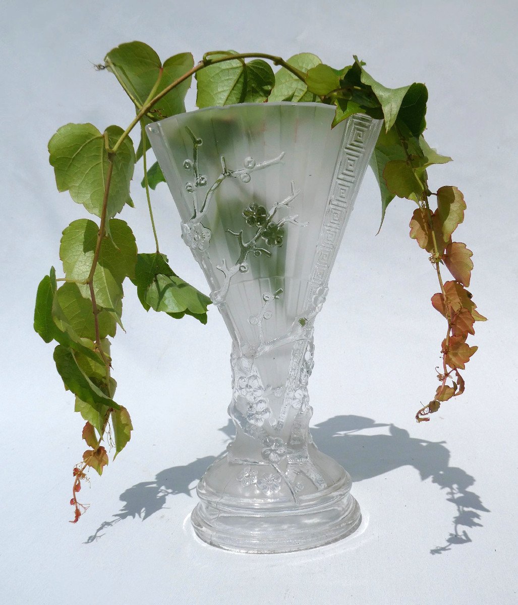 Grand Vase Japonisant Cristal Moulé De Baccarat , Exposition Universelle De 1878 Paris Eventail