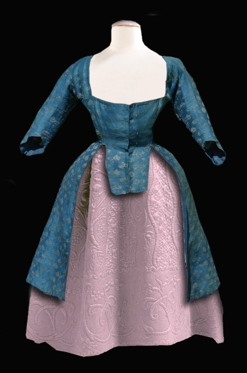 This robe à l'anglaise retroussée dates from the 1770s-1780s, and is English.  It's made of silk damask, gorgeous burgundy and cream silk floral pattern.  (Museum of New Zealand). : r/fashionhistory