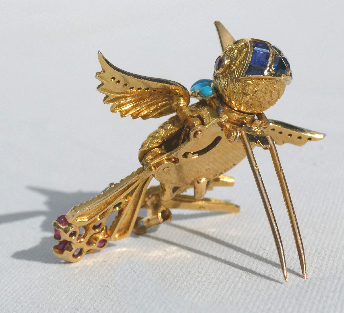 Broche Articul&eacute;e Mauboussin &eacute;poque 1960 , Oiseau En Or , Platine , Diamants , Saphire , Rubis &amp; Turquoise , oiseau branch&eacute; , Bijou-photo-4