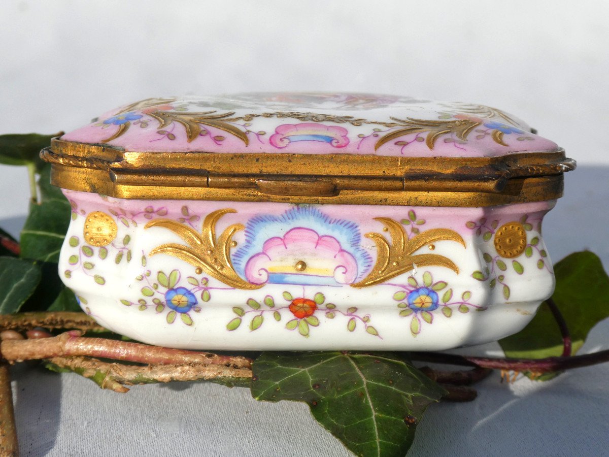 Fly / Pill Box In Painted Porcelain & Gilded Bornze Meissen Style 18th Century, Samson 19th Century-photo-1