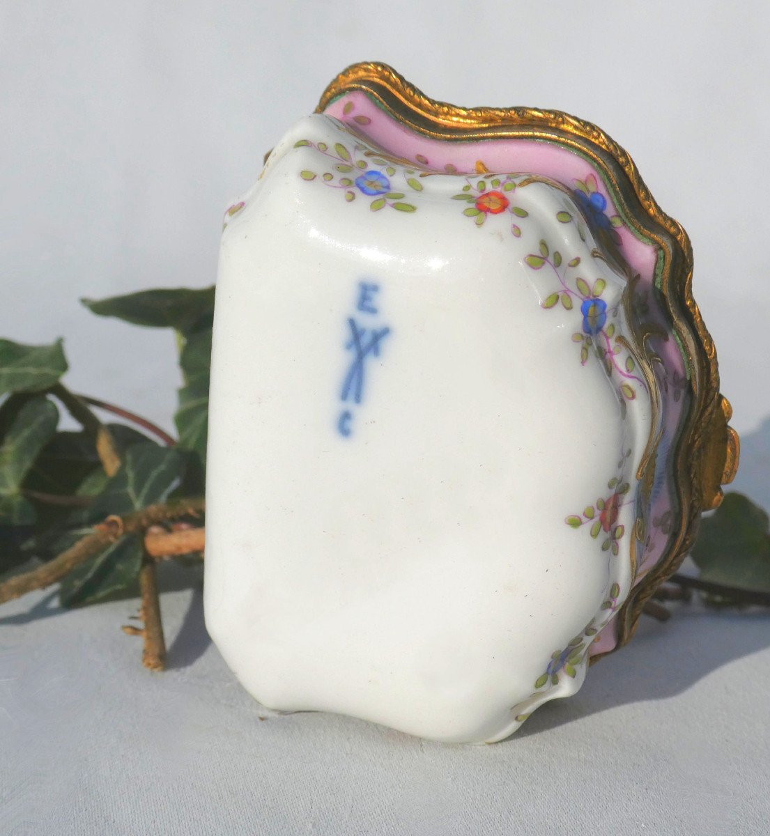 Fly / Pill Box In Painted Porcelain & Gilded Bornze Meissen Style 18th Century, Samson 19th Century-photo-3