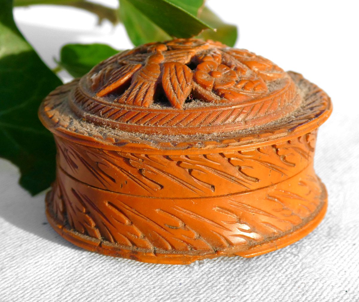 Secouette Period Late 18th Century Corrozo Nut Scent Box Decor With Louis XV Doves-photo-3