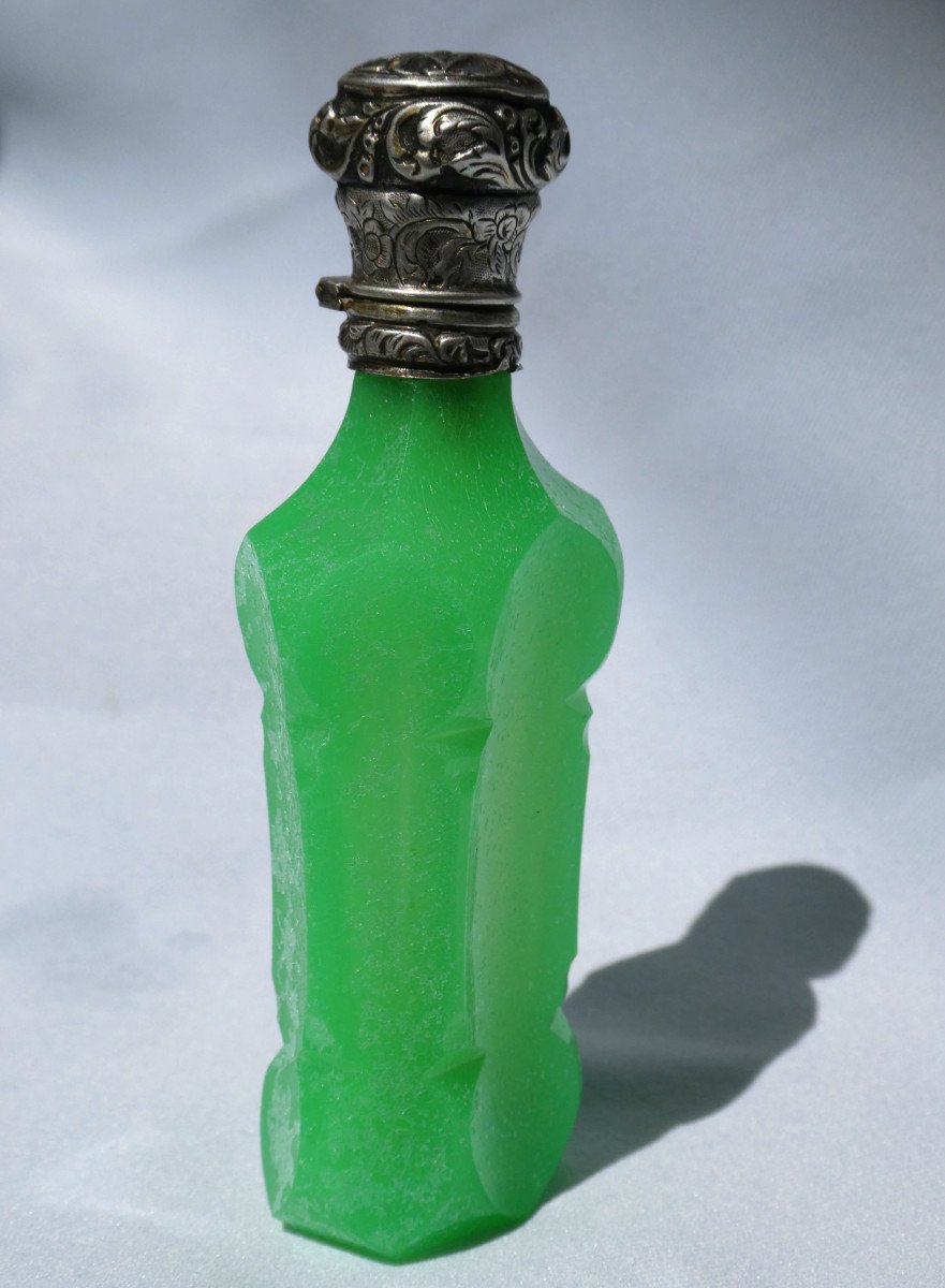 Large Opaline & Sterling Silver Salt Bottle, Ouraline Green Napoleon III Period, 19th Century Perfume-photo-2