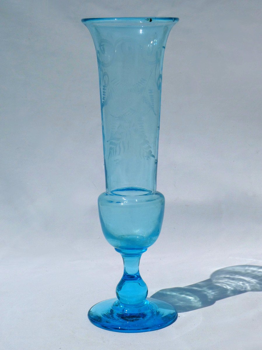 Grand Vase Soliflore En Verre Sablé , époque Louis Philippe , Vers 1830 , Bleu Décor De Fougere