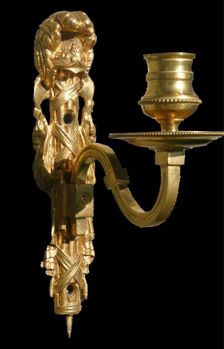 Paire d'Appliques En Bronze Doré époque XVIIIe Siecle , Un Bras De Lumiere , Décor De Cuirasse-photo-1
