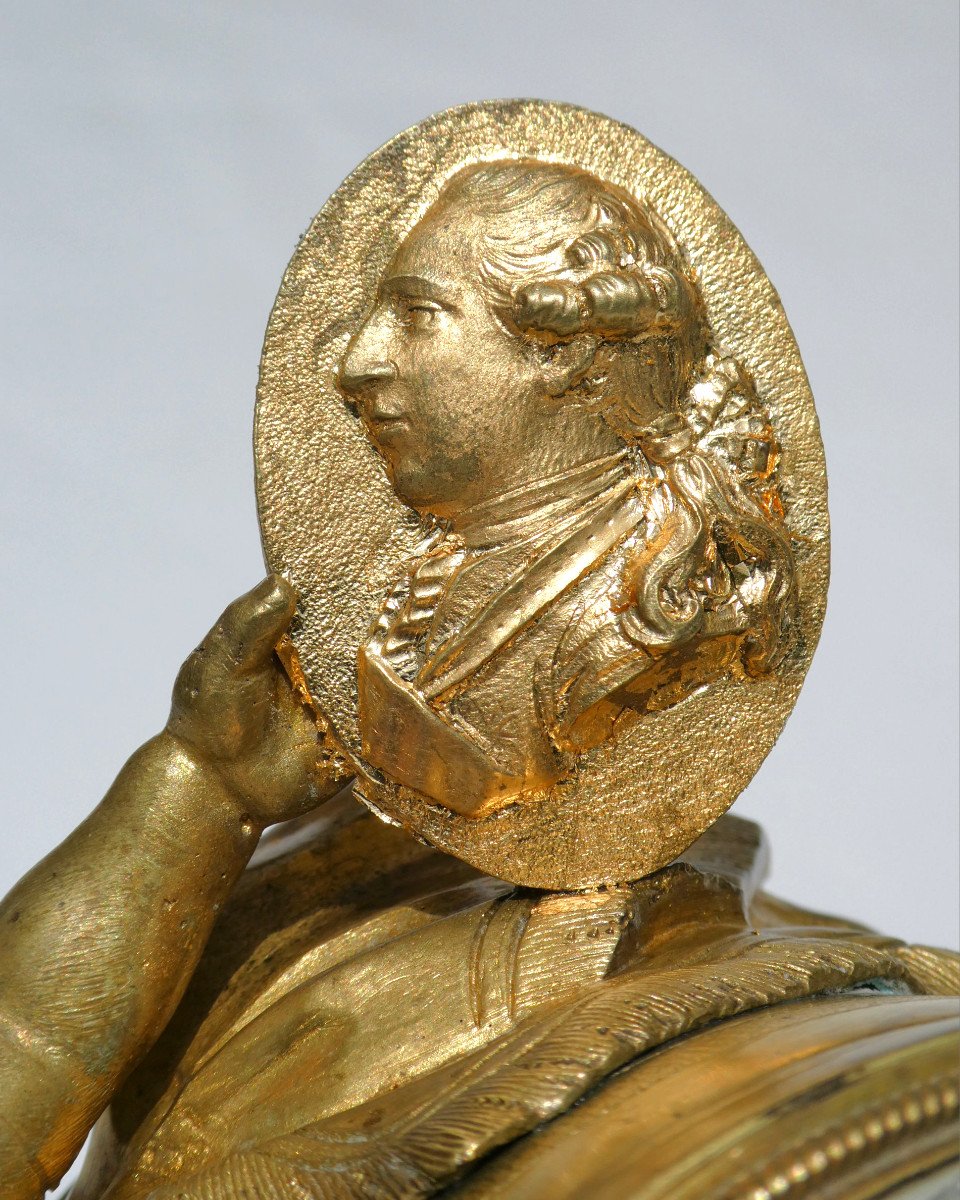 Pendule Epoque Louis XVI , Horloge XVIIIe , Profil Du Roi Louis XVI , Bronze Doré , Allégorie -photo-1