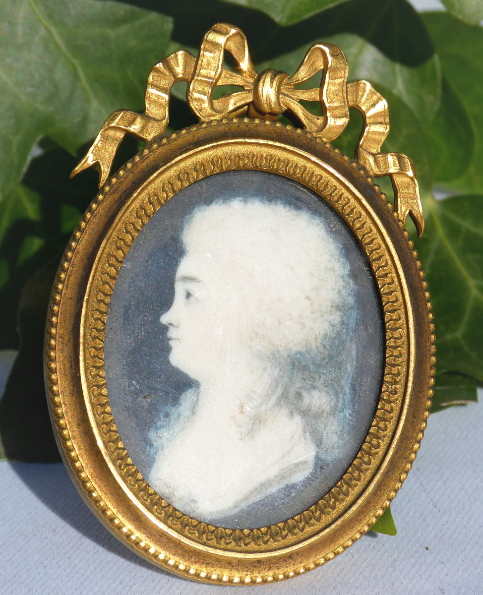 Miniature XVIIIe Profil De Jeune Femme En Grisaille Louis XVI , Coiffure Herisson Cadre Bronze