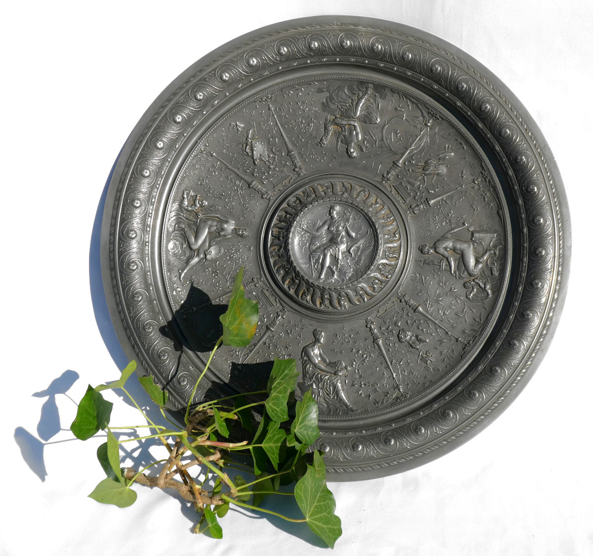 Renaissance Style Navel Dish, Signed Jules Brateau, Decorative Arts, Napoleon III, Pewter