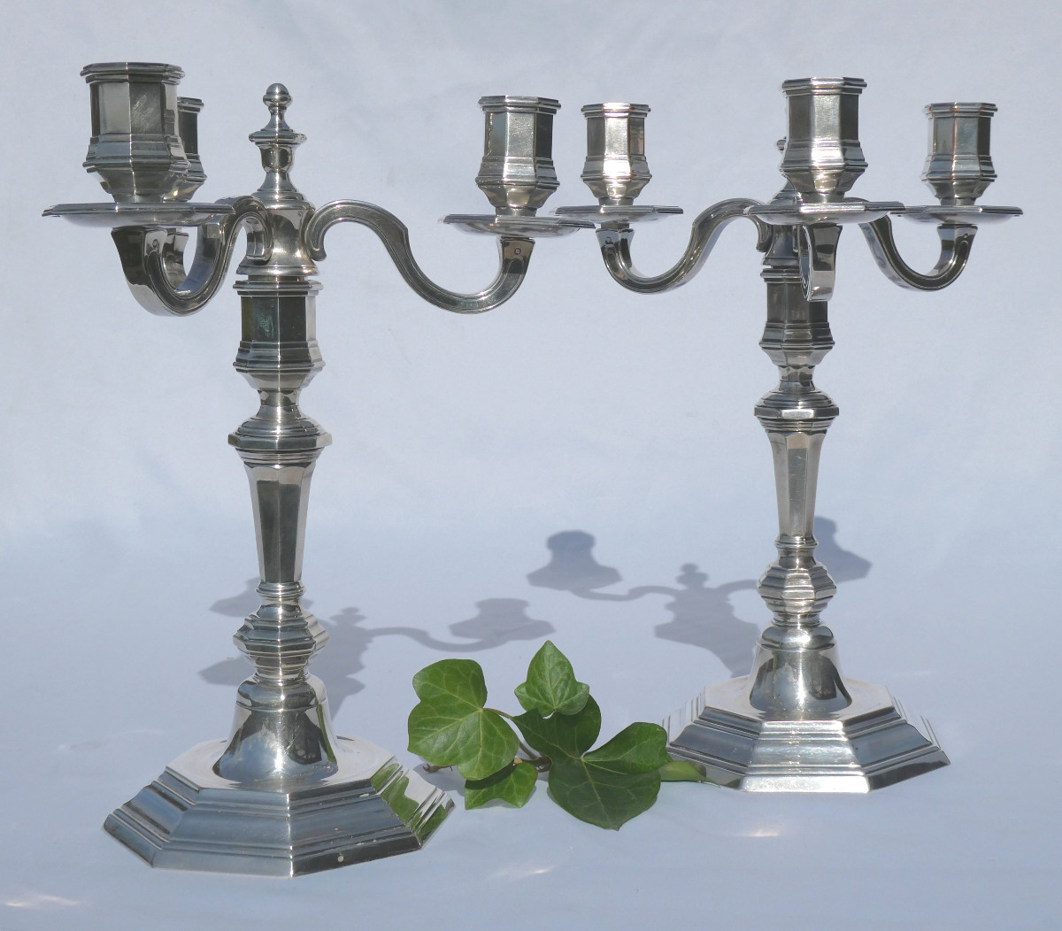 Paire De Candelabres En Métal Argenté Christofle , Modele Cluny , Regence Chandeliers bougeoirs