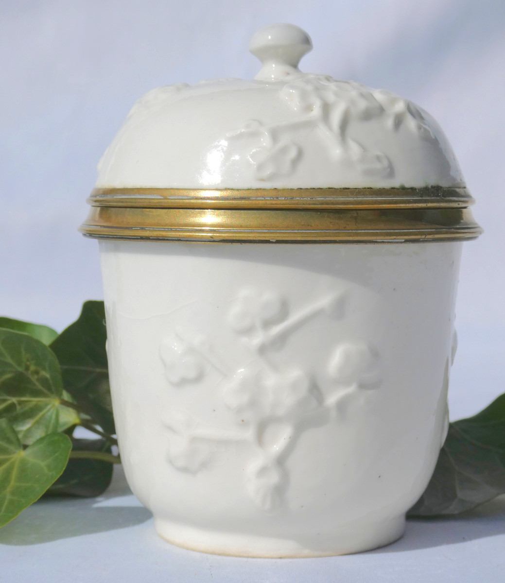 Cream Pot In Soft Porcelain From Saint Cloud, 18th Century, Blanc De Chine Cosmetics