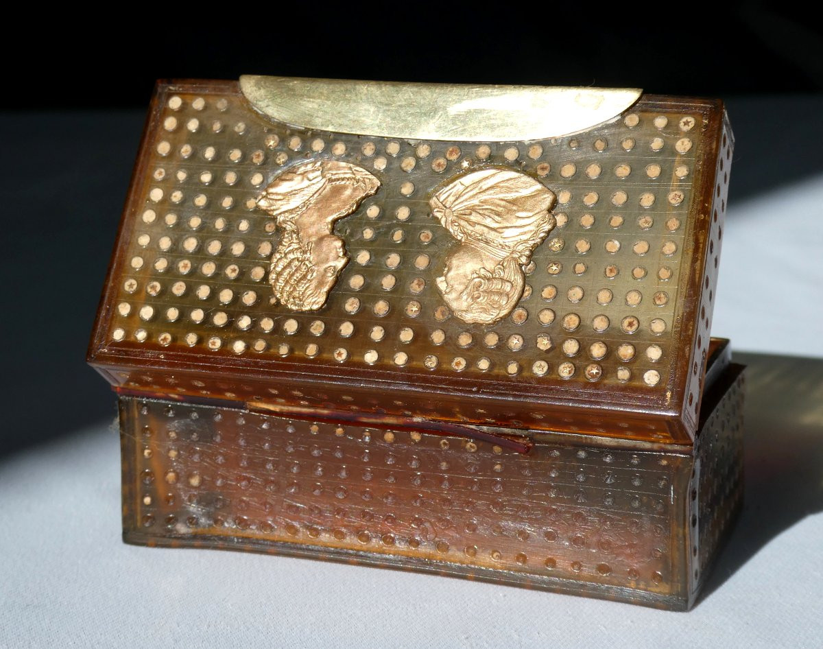 TABATIERE EPOQUE XVIIIE SIECLE , corne , profils du roi de france & marie antoinette 1780 BOITE-photo-3