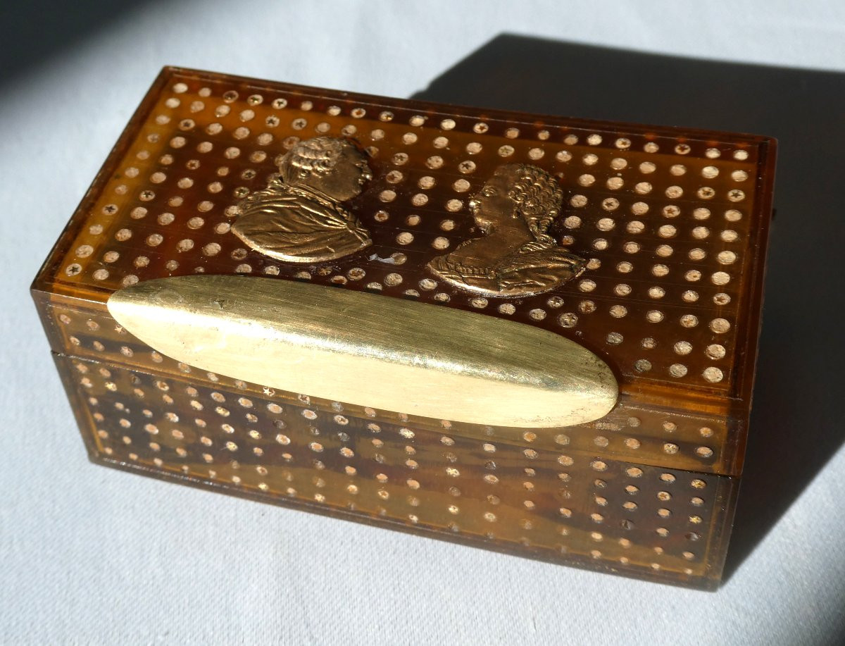 TABATIERE EPOQUE XVIIIE SIECLE , corne , profils du roi de france & marie antoinette 1780 BOITE-photo-1