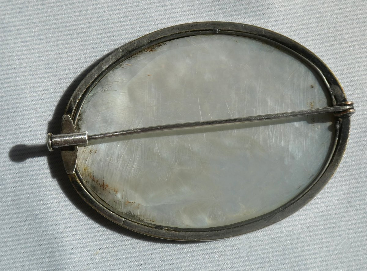 BROCHE EN NACRE gravée XIXE , scène de famille époque Napoléon iii , bijou , Levrier-photo-2