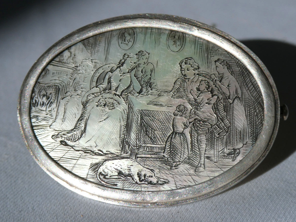 BROCHE EN NACRE gravée XIXE , scène de famille époque Napoléon iii , bijou , Levrier