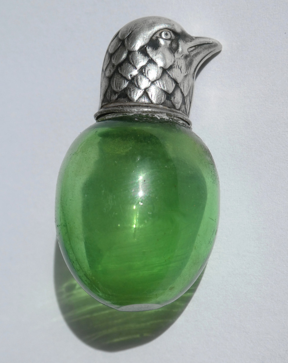 flacon à sels epoque napoleon iii , Tête d'aigle / Rapace , parfum , verre soufflé xixe