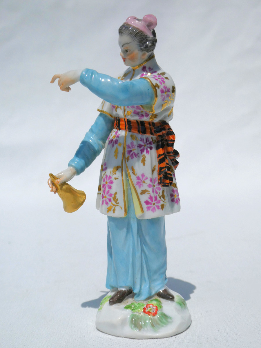 SUJET EN PORCELAINE ALLEMANDE DE MEISSEN , JAPONAISE A LA CLOCHE , CHINOISERIE STYLE XVIIIE