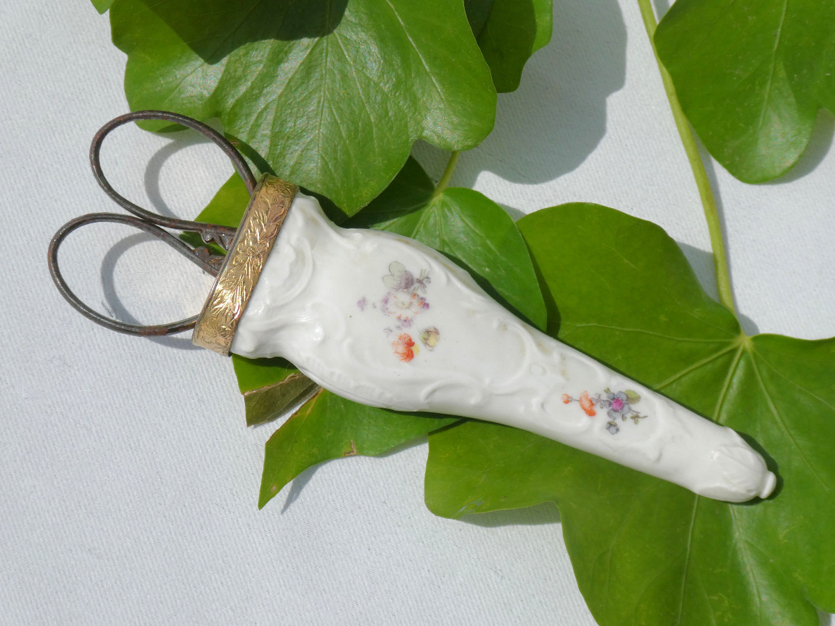 Meissen Saxon Porcelain Scissor Case, 18th Century Sewing Item