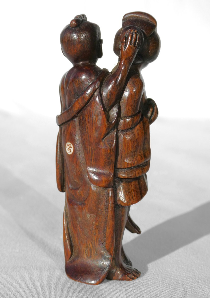 Okimono Erotique Signé En Bois Sculpté , Couple Enlacé Japon époque Taisho (1912-1928 ) Curiosa-photo-1