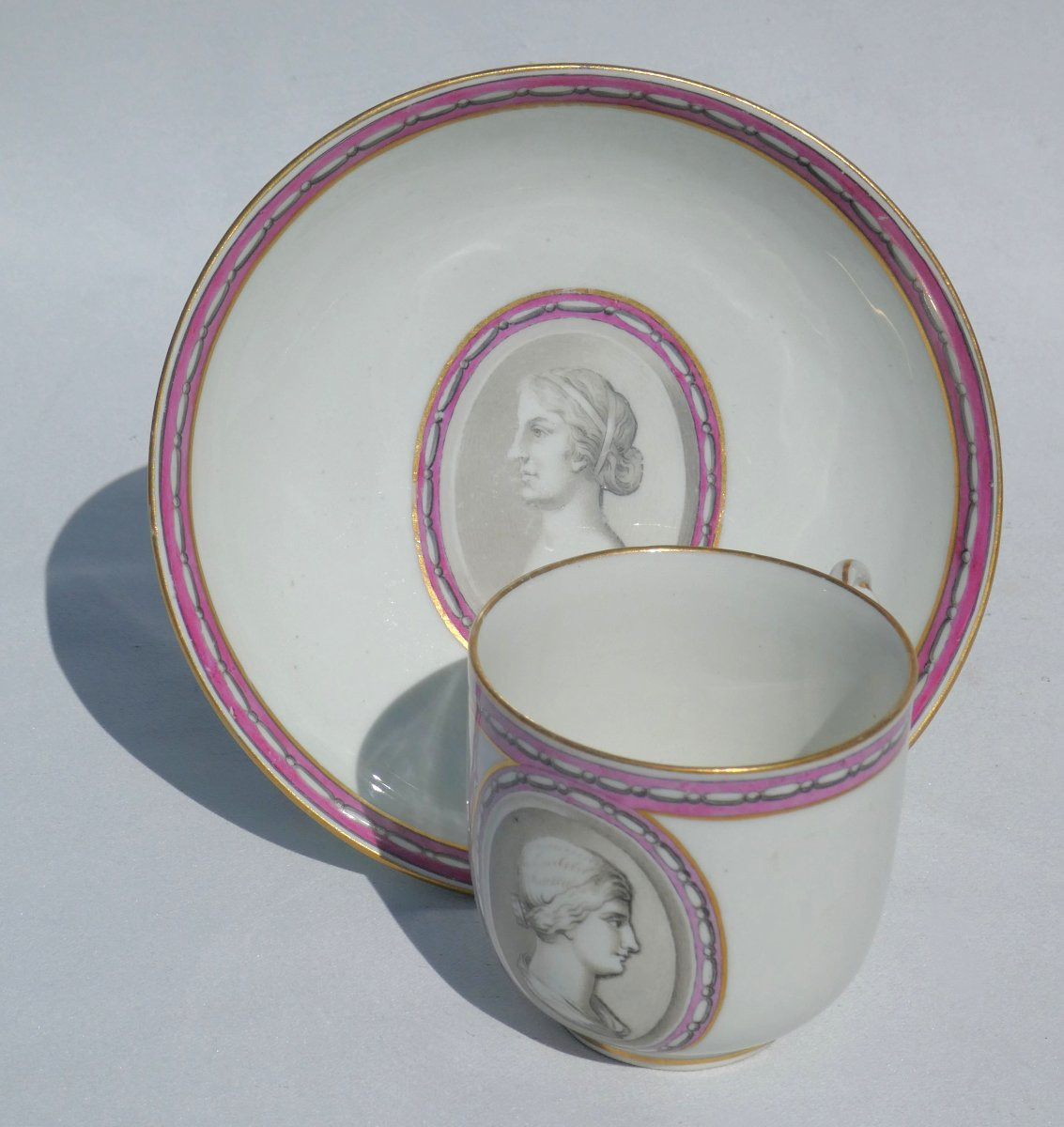 Cup & Saucer Vienna Porcelain 18th Century Grisaille Profile Decoration-photo-2
