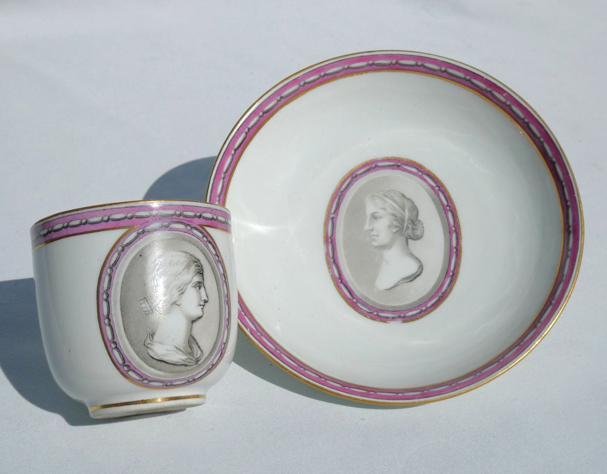 Cup & Saucer Vienna Porcelain 18th Century Grisaille Profile Decoration-photo-4