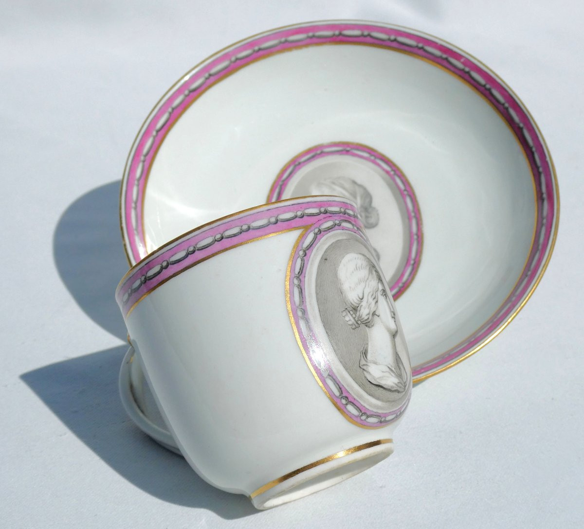 Cup & Saucer Vienna Porcelain 18th Century Grisaille Profile Decoration-photo-5