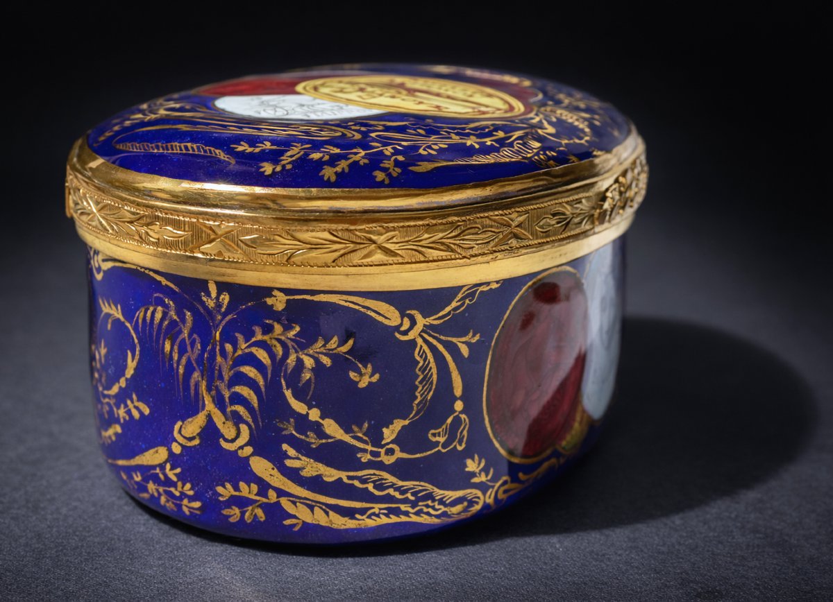 Grande tabatiere XVIIIe siecle , Boite Email De Limoges , Decor De Pieces , Boite Navette 1770-photo-3