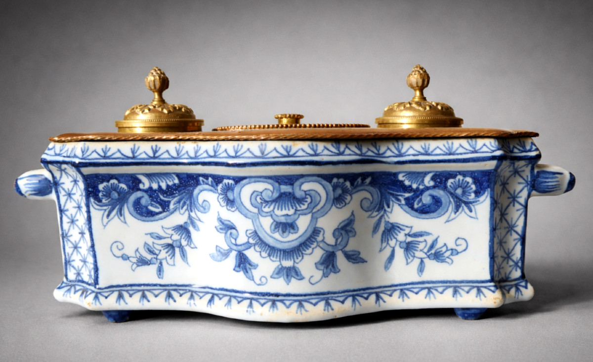 19th Century Desvres Faience Desk Inkwell With Gilt Bronze, Shades Of Blue, 18th Century Delft Style