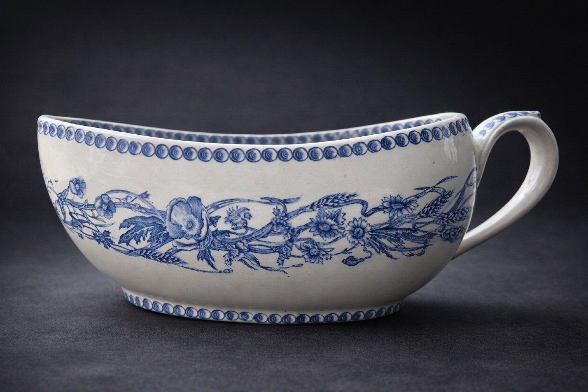 Bourdaloue Epoque Napoleon III Creil & Montereau Decor de Liserons XIXe , Pot De Chambre Femme