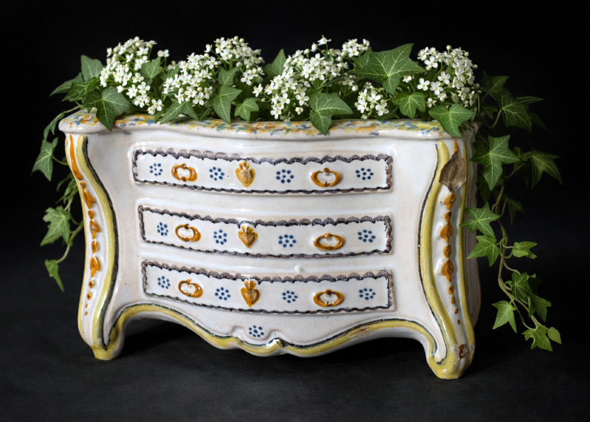 Commode Bouquetiere , Faience de Nevers / La Rochelle , XVIIIe siecle , Porte bouquet 
