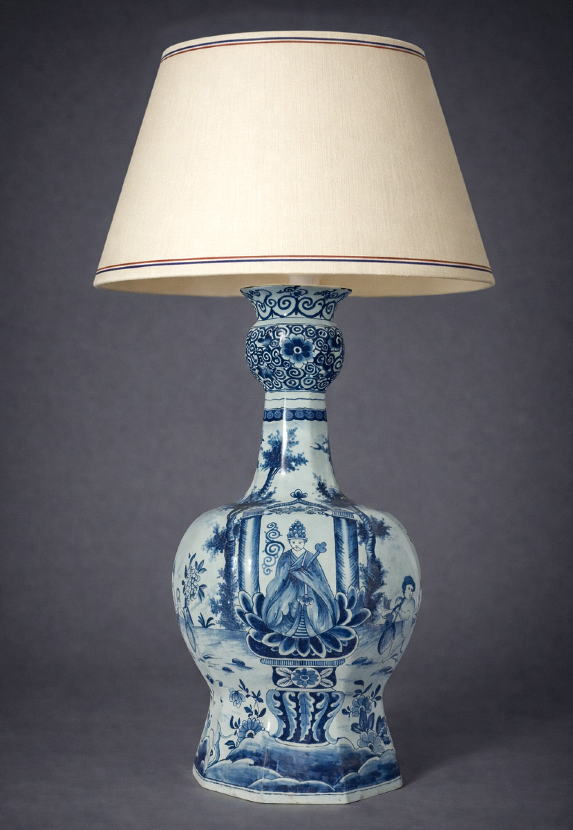 Grande Lampe de Table En Faience De Delft , Vase Bulbe , Decor D'Eveque & Chasseur Chiens xixe