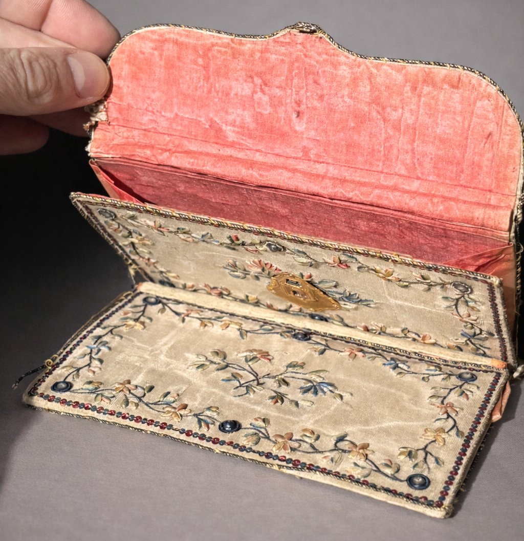 Louis XVI Period Wallet, Object Of Virtue, 18th Century, Silk Embroidery, Notebook, Gold Clasp-photo-3