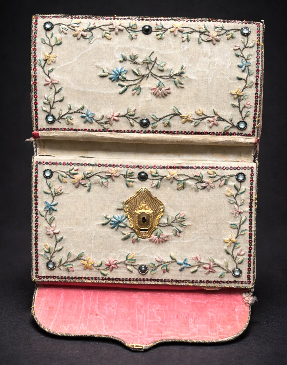 Louis XVI Period Wallet, Object Of Virtue, 18th Century, Silk Embroidery, Notebook, Gold Clasp-photo-5